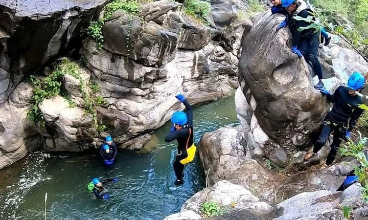 tour%20to%20canyon%20in%20armenia.webp