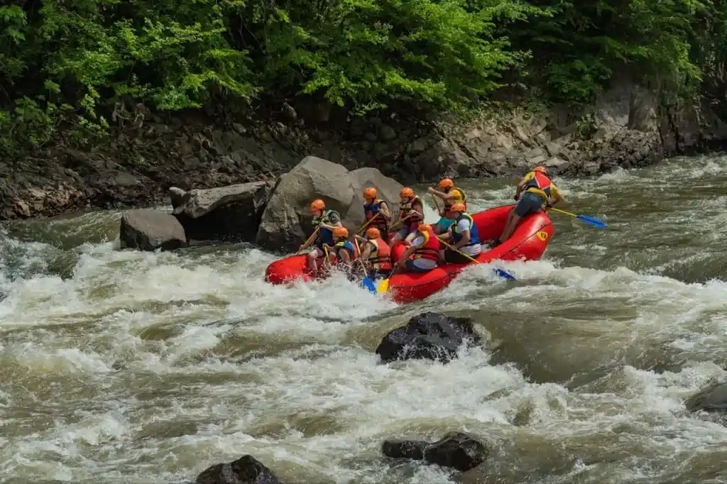 rafting%20in%20armenia.webp